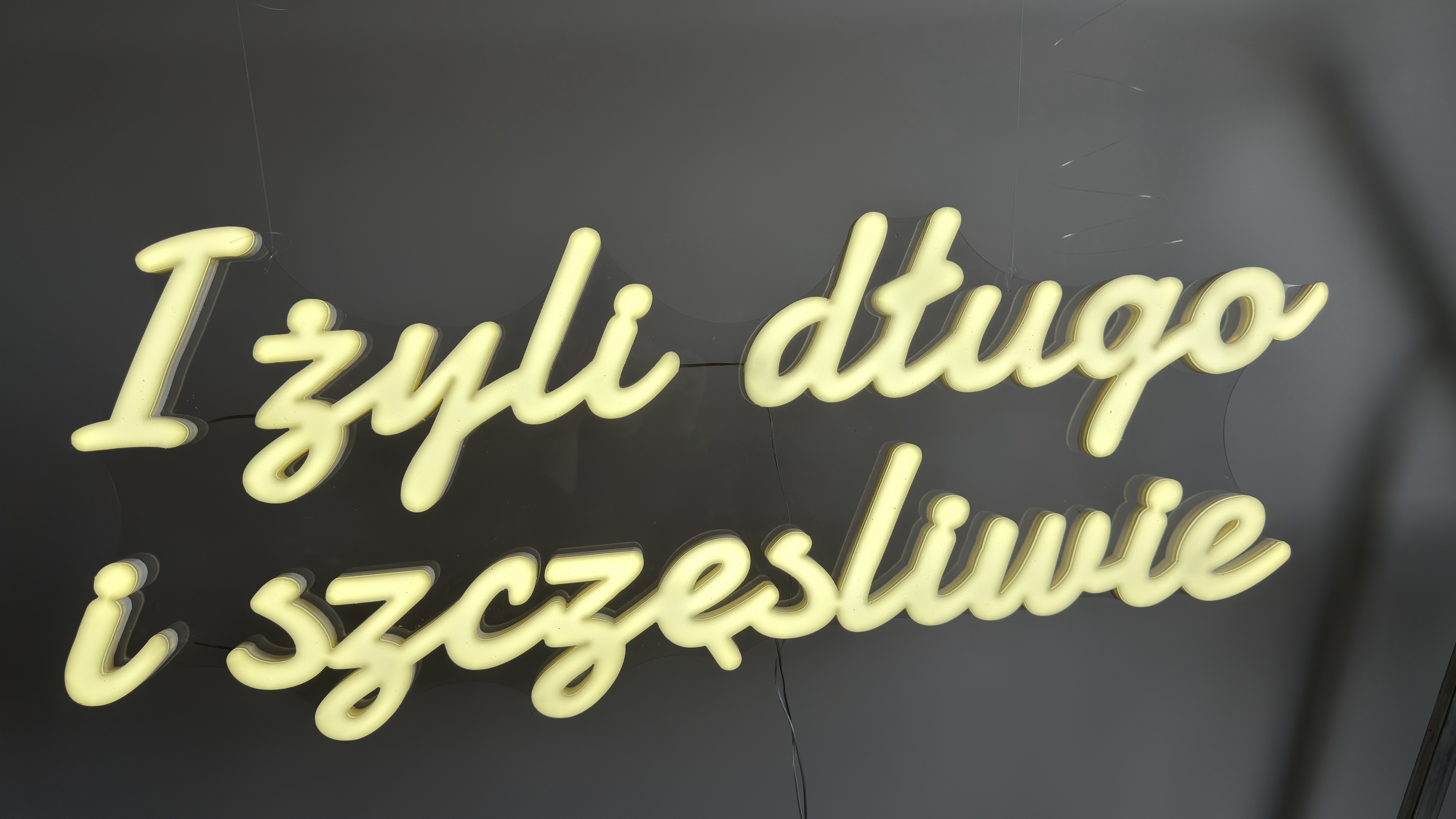 Napis LED „I żyli długo i szczęśliwie" – ujęcie 2