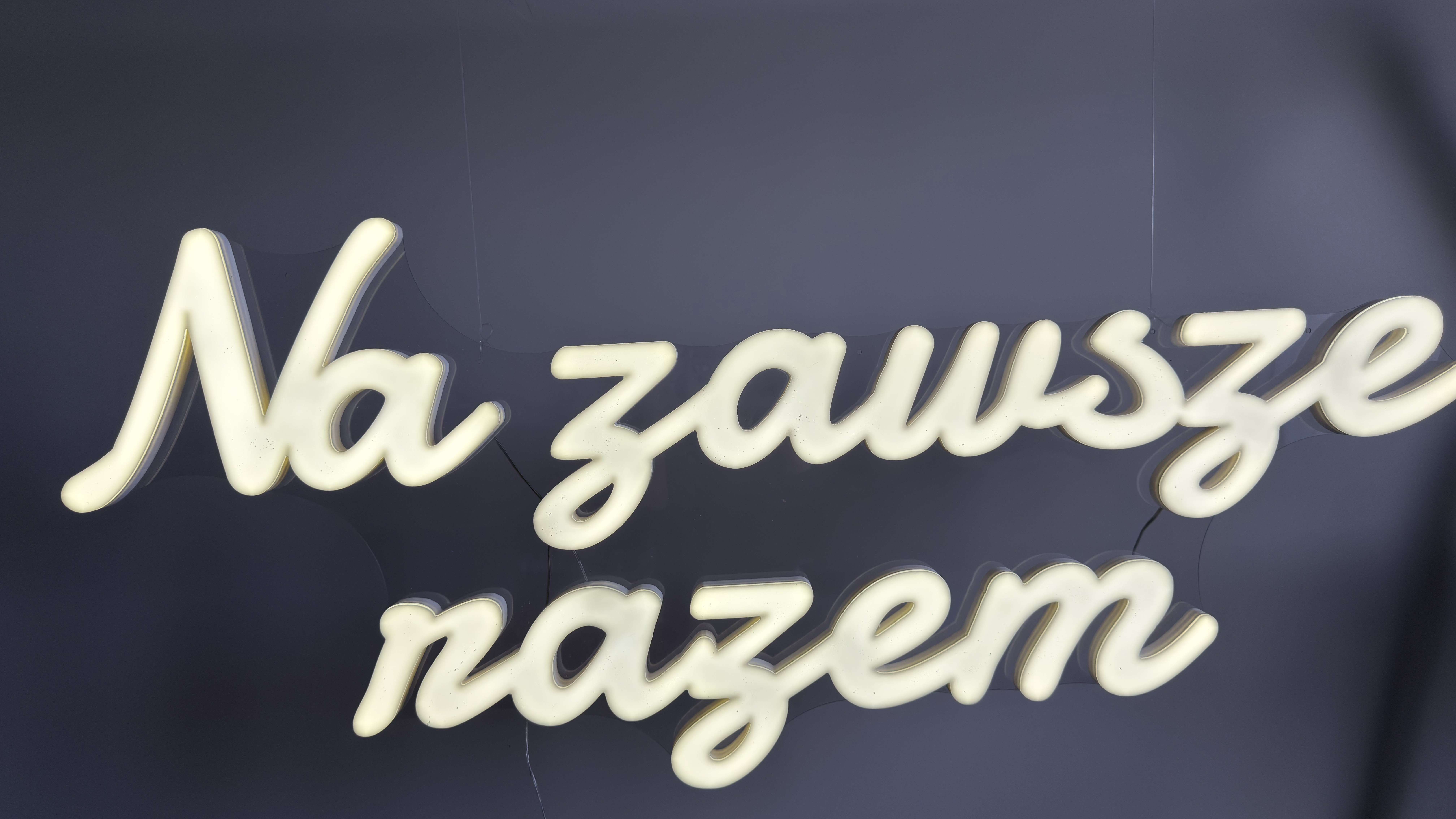 Napis LED „Na zawsze razem" – ujęcie 2