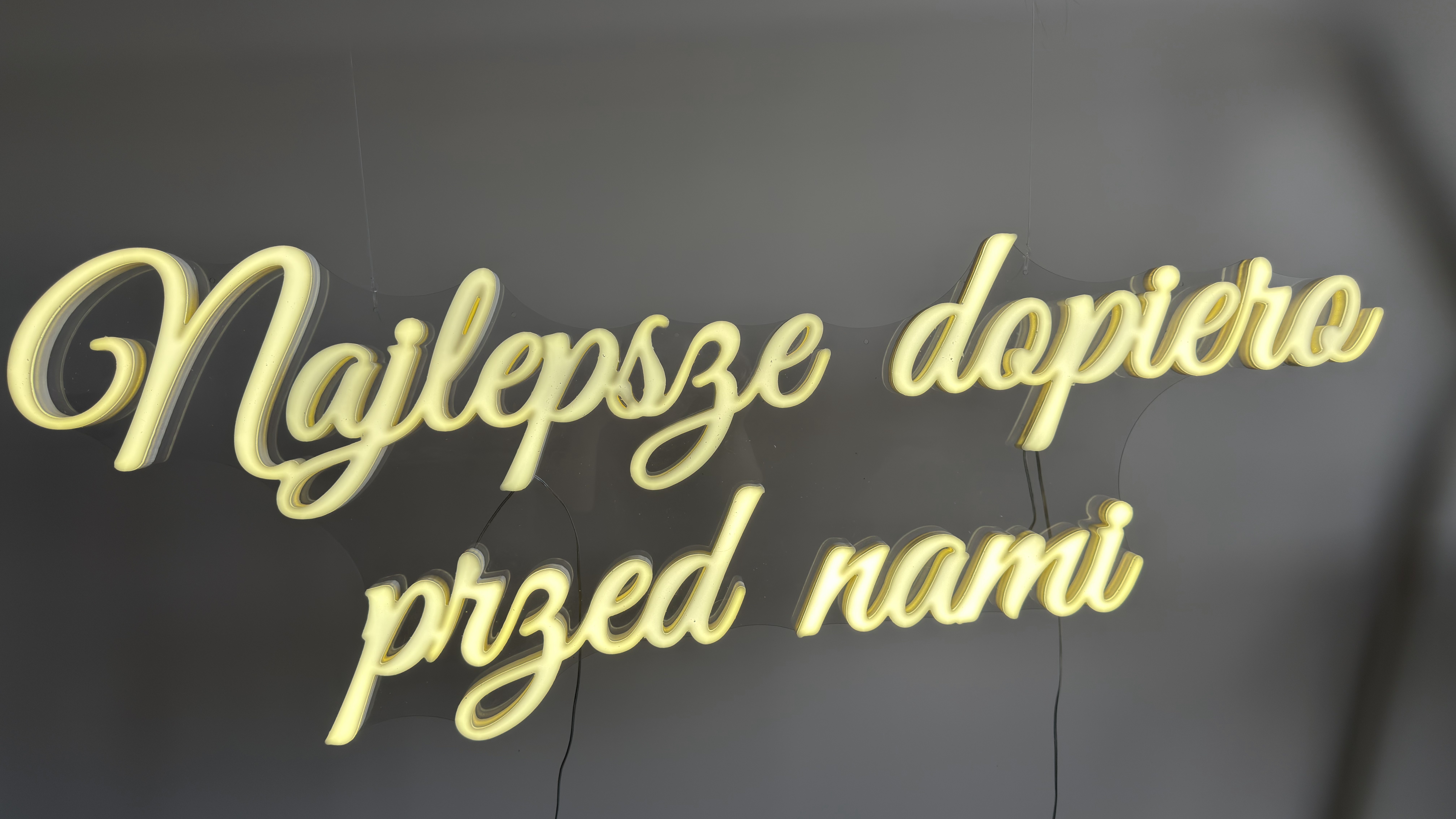 Napis LED „Najlepsze dopiero przed nami" – ujęcie 2
