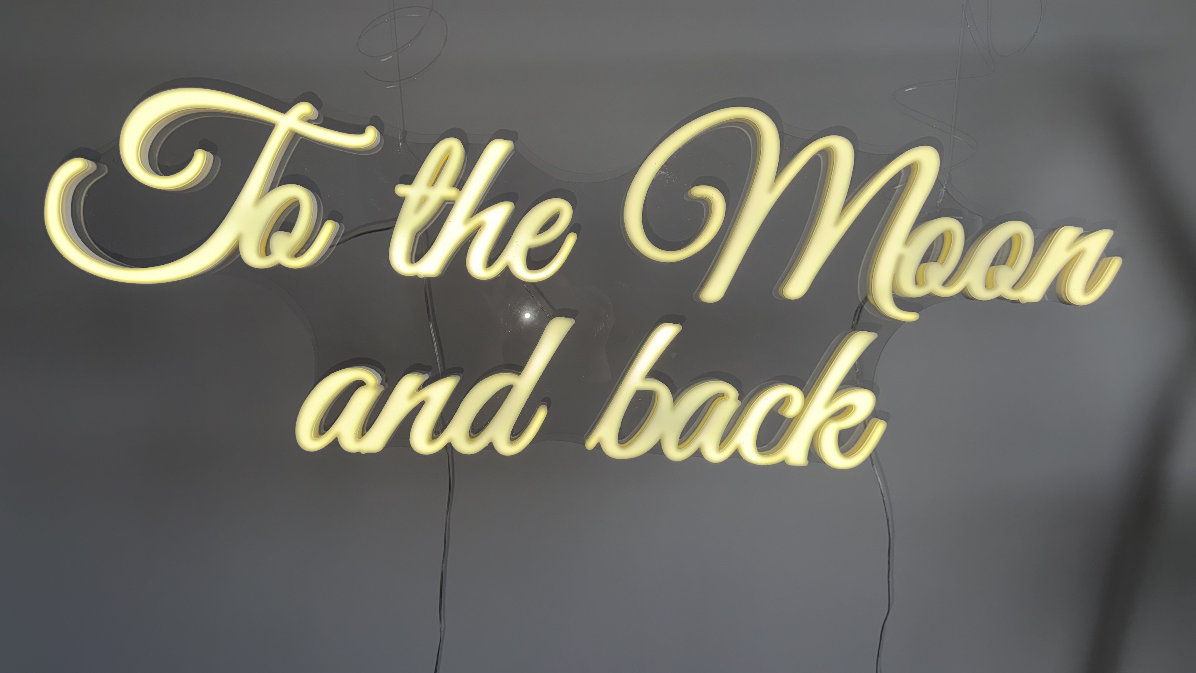 Napis LED „To the Moon and back" – ujęcie 2