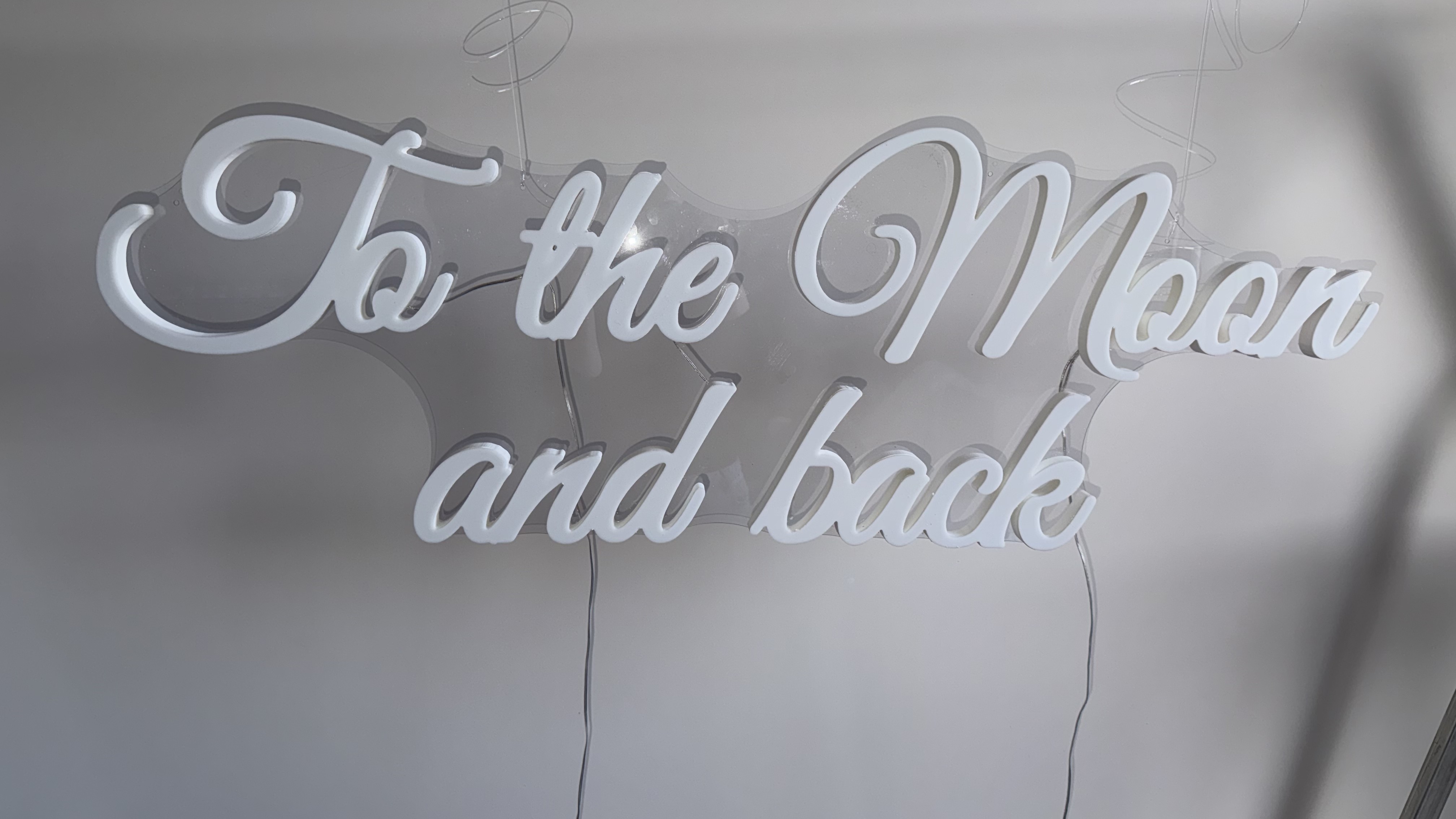 Napis LED To the Moon and back na ściankę – wesele Rzeszów